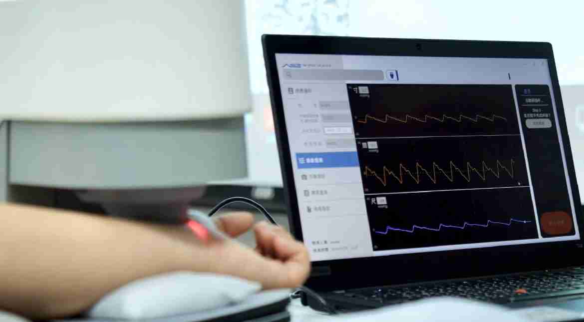 优游UB8耘康以高解析与拟真的显示技术，，，将其应用于中医检测，，，，提供“中医数位化检测方案”，，，，使传统中医检测结果数据化与可视化