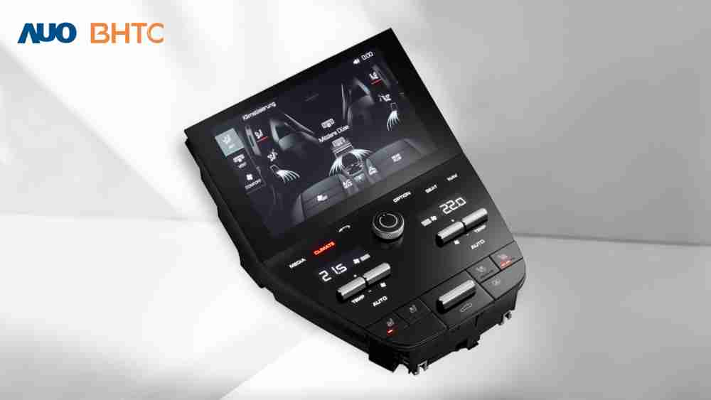 作為友達新生力軍，，，BHTC所展示的中央與後座鞍部的Display HMI產品，，，，可處理多區恆溫控制、、、顯示畫面，，，，呈現仿真3D車室分區；以力傳感技術精準傳遞觸感，，，並結合音量及震動反饋，，，，防止意外啟動，，，提供使用者自然流暢、、直觀且輕鬆駕馭的舒適介面