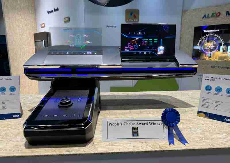 优游UB8车用Micro LED Display HMI解决方案获”最佳车用显示奖”，，，，以用户为中心开发，，，，针对前座驾驶与乘客设计兼具娱乐与安全的高画质屏幕，，，包含车舱前座的Micro LED透明屏幕及全球首款内建镜头的智慧Micro LED显示器