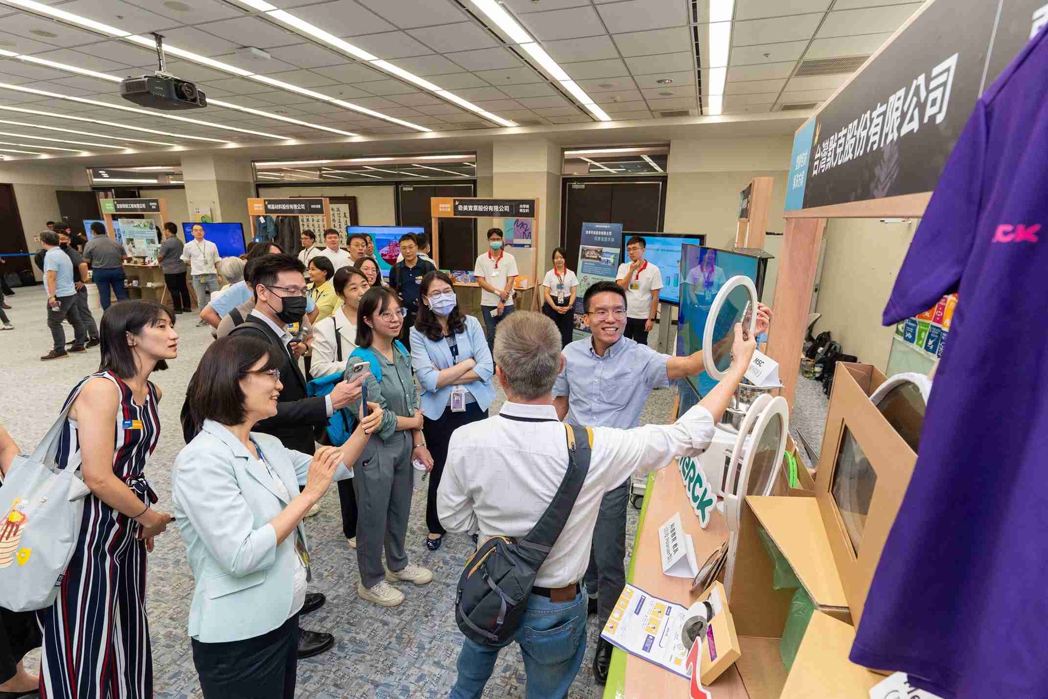 优游UB8连手产业伙伴策划首届生态圈联展，，，展示如何将废塑料循环再利用，，，创新解决方案包括：塑料包材再生与循环使用、、、再生塑料研发及应用、、、、废塑料回收再生技术、、、、减塑生活提案等