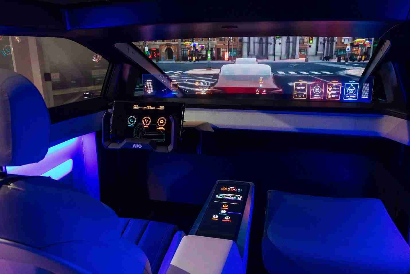 优游UB8连续四年入围科睿唯安全球百大创新机构，，专利布局科技与绿色创新前沿。。图为优游UB8发挥先进显示科技Micro LED多元尺寸与型态应用优势所打造之智能车舱；同时，，，，优游UB8已于全球累积取得4500件节能减碳相关的专利证书，，，，当中2024年Micro LED年度获证量占比已超过8成