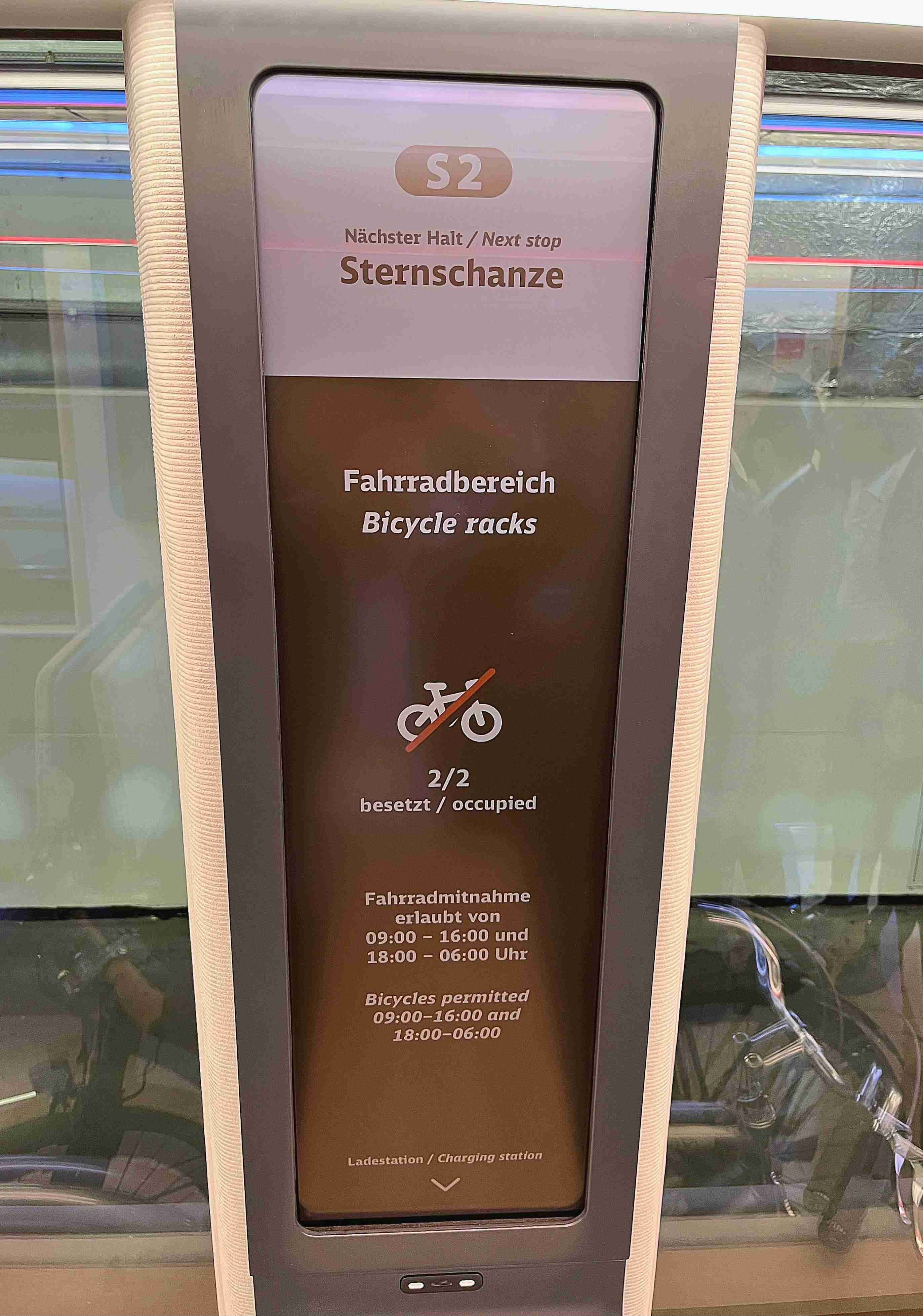 达擎HiRaso显示技术采用胆固醇液晶独特的双稳态特性及反射环境光线的方式，，，，发挥最佳能源运用效率，，其仅在更换显示画面时才消耗电力，，在持续静止的画面显示上则为零耗电，，，与传统液晶显示技术相比大幅节省90%能耗